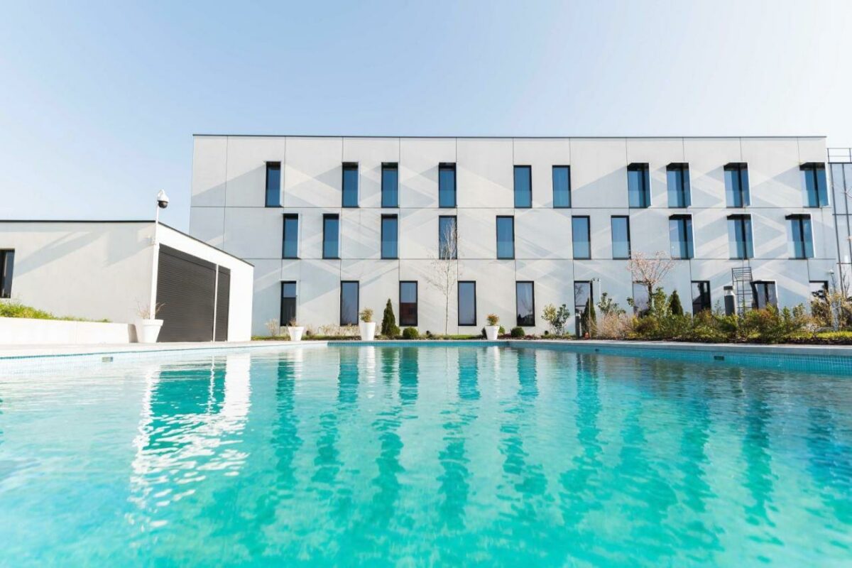 hotel-proche-paris-piscine-exterieure-chauffee