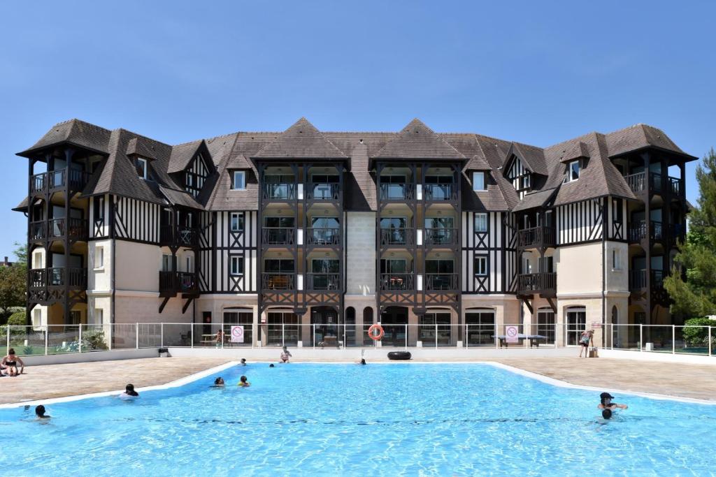 hotel-famille-deauville-kids-friendly-piscine