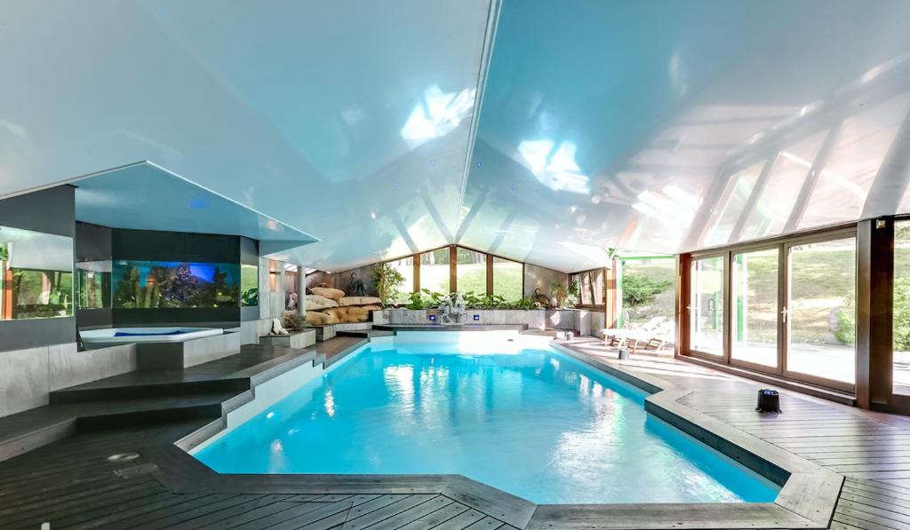 HOTELS-KIDS-FRIENDLY-PROCHE-PARIS-PISCINE